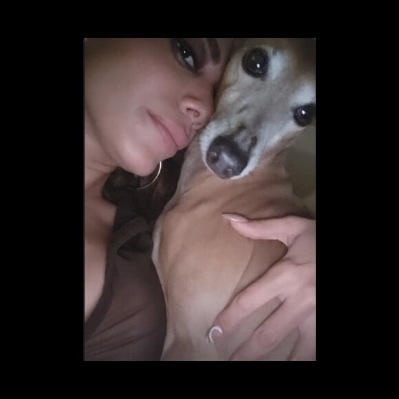 Ao chegar em casa, Anitta ainda tirou uma foto altinha com o cachorro