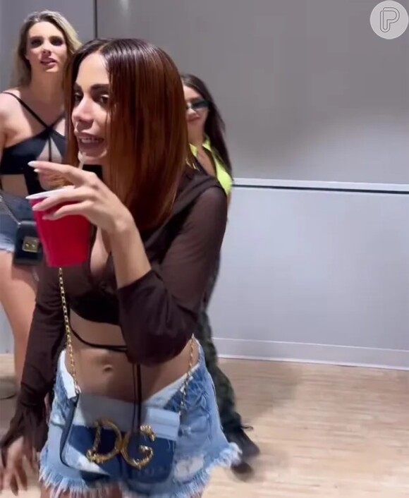 Anitta chegou ao show de Léo Santana bebendo