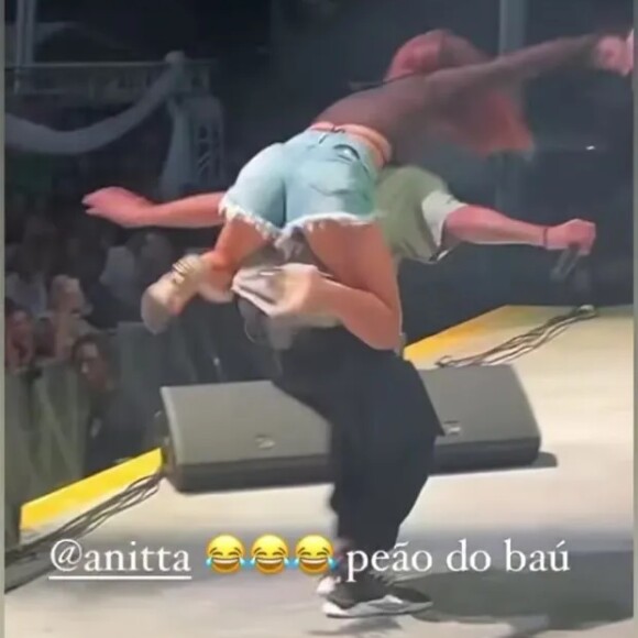 Anitta virou meme ao rodar com um amigo em cima do palco