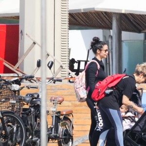 Nanda Costa e Lan Lanh esbanjaram simpatia: atriz foi vista conversando com pedestres durante passeio com as filhas