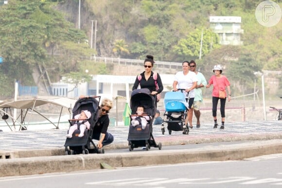 Lan Lanh deu uma conferida no carrinho da filha durante passeio