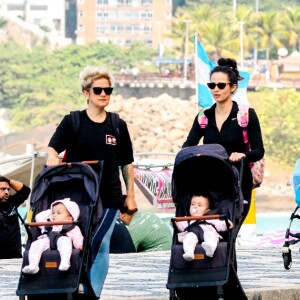 Gêmeas de Nanda Costa e Lan Lanh passearam com as mamães na orla de uma praia da Zona Sul do Rio de Janeiro