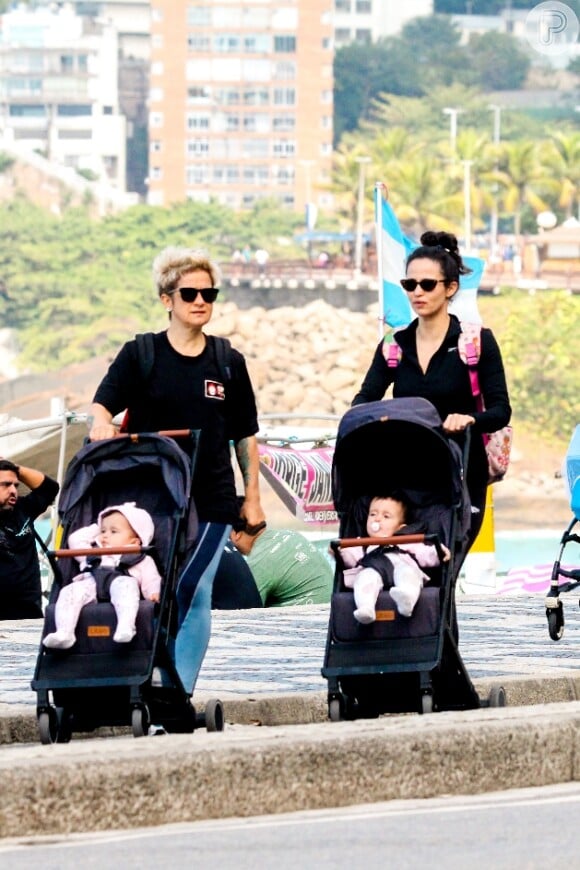 Gêmeas de Nanda Costa e Lan Lanh passearam com as mamães na orla de uma praia da Zona Sul do Rio de Janeiro