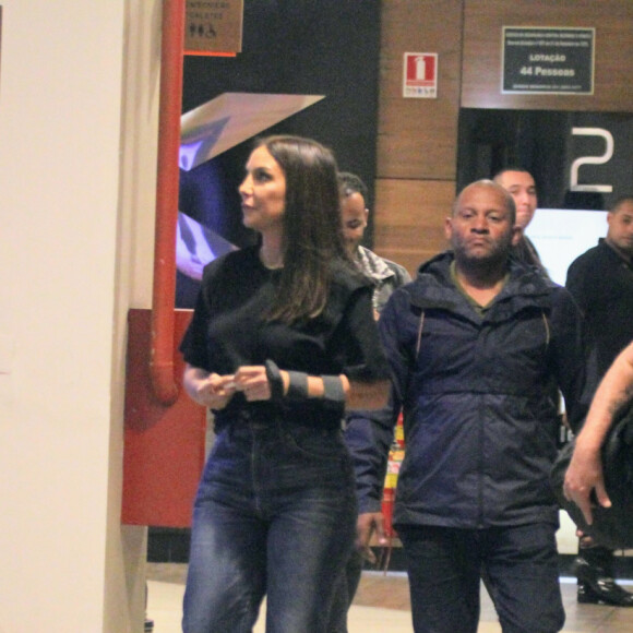 Ivete Sangalo combinou jeans e t-shirt básica em look