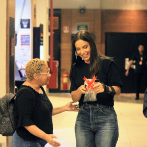 Ivete Sangalo ficou animada ao ser presenteada por uma fã durante passeio em shopping no Rio de Janeiro