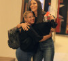 A cantora Ivete Sangalo abraçou fã após ganhar como presente uma caneca personalizada