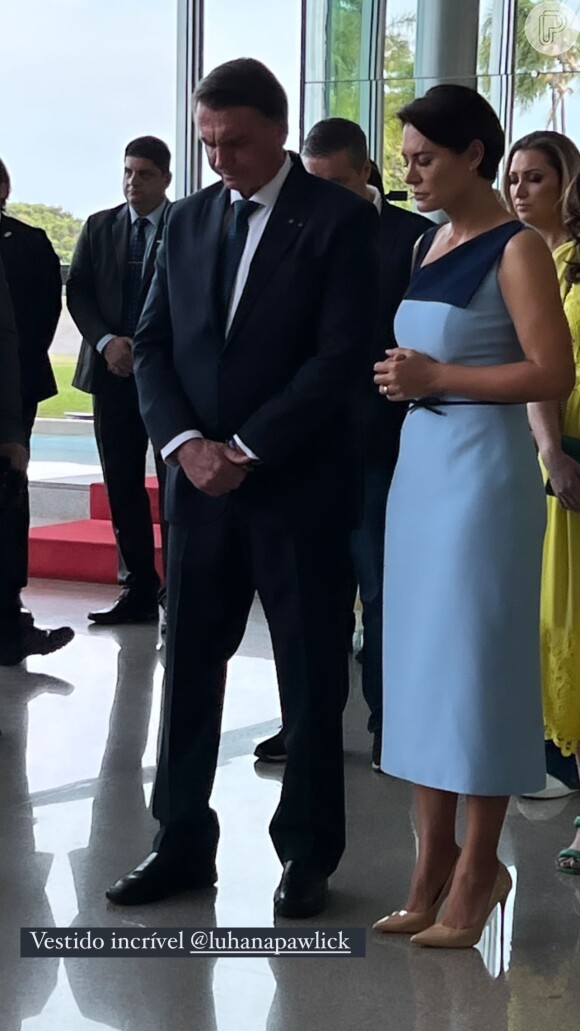 Michelle Bolsonaro combinou vestido midi com scarpin bege