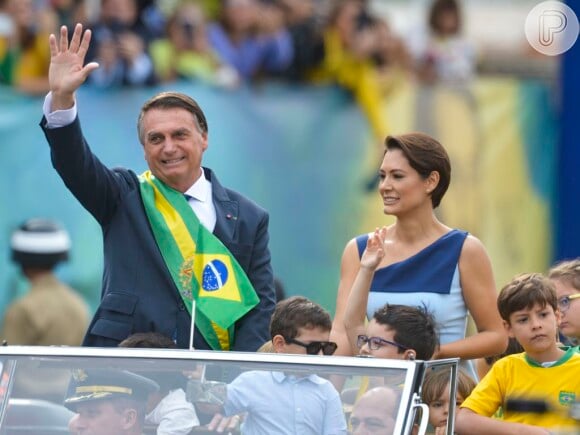 Look de Michelle Bolsonaro dispensou as cores verde e amarelo