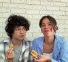 Bruna Marquezine publicou uma série de vídeos de Xolo Maridueña para provar que ele ficou encantado com a culinária brasileira