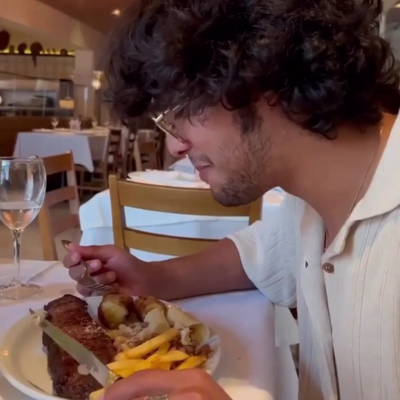 Bife com batata frita também não faltou no menu degustação de Xolo Maridueña
