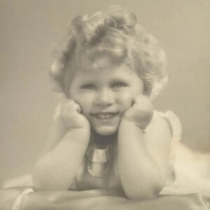 Rainha Elizabeth II aos 2 anos de idade em foto compartilhada nas redes sociais da família real britânica