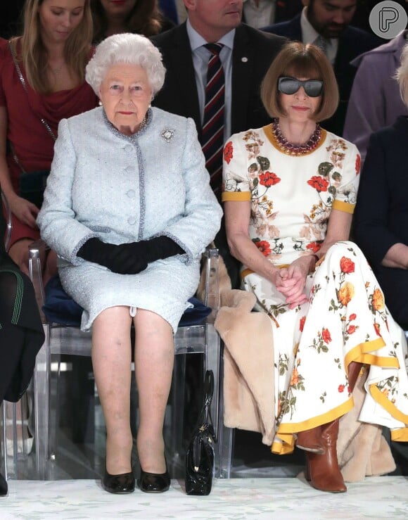 Rainha fashionista! Rainha Elizabeth ao lado de Anna Wintour na Semana de Moda de Londres em 2018