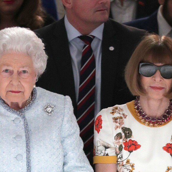 Rainha fashionista! Rainha Elizabeth ao lado de Anna Wintour na Semana de Moda de Londres em 2018