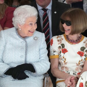 Rainha Elizabeth se sentou na primeira fila quando prestigiou a Semana de Moda de Londres