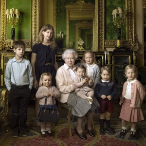 Rainha Elizabeth II nos seus 90 anos com 7 bisnetos em foto oficial tirada em 2016