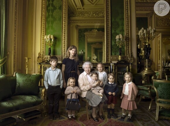 Rainha Elizabeth II nos seus 90 anos com 7 bisnetos em foto oficial tirada em 2016