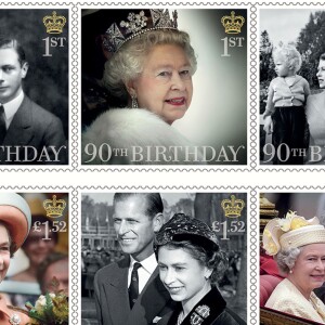 Rainha Elizabeth II em coleção de selos comemorativos em diferentes momentos da vida no ano em que completou 90 anos, em 2016