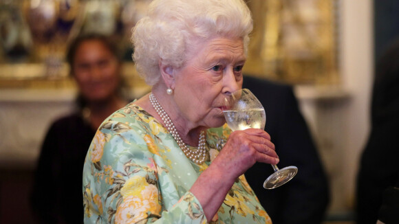 Da tacinha sagrada de gim aos mistérios das bolsas: curiosidades e a intimidade de Rainha Elizabeth II, morta aos 96 anos
