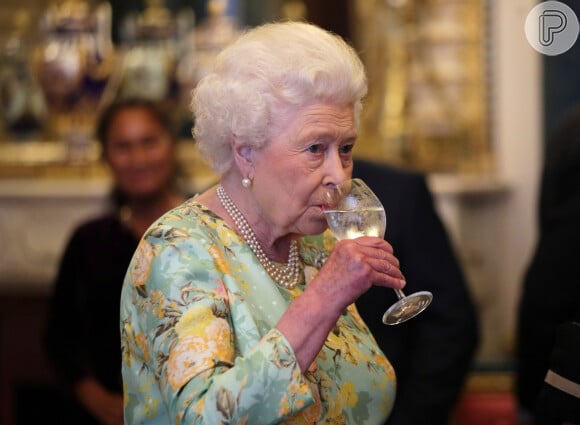Rainha Elizabeth II foi proibida de beber gin antes do almoço diariamente