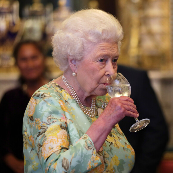 Rainha Elizabeth II foi proibida de beber gin antes do almoço diariamente