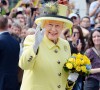 Rainha Elizabeth II: looks coloridos são presentes no closet da monarca