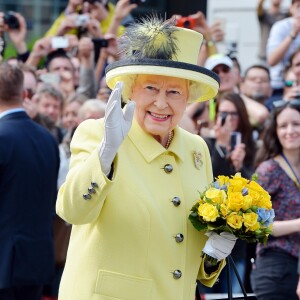 Rainha Elizabeth II: looks coloridos são presentes no closet da monarca