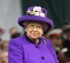 Cores vibrantes nos looks da rainha: Elizabeth II e as peças acesas para ser vista no meio da multidão