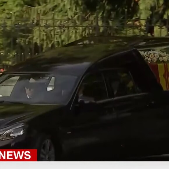 Caixão com o corpo da Rainha Elizabeth II é levado até a capital da Escócia em viagem de 6 horas com algumas paradas