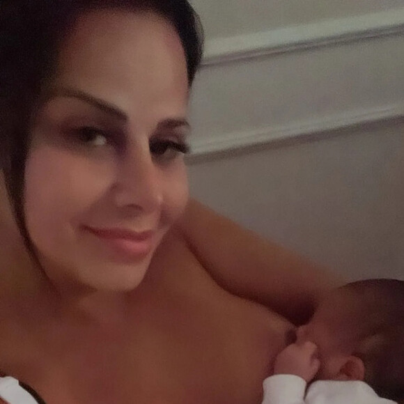 Viviane Araujo surgiu amamentando o filho e disse que Joaquim tem livre demanda