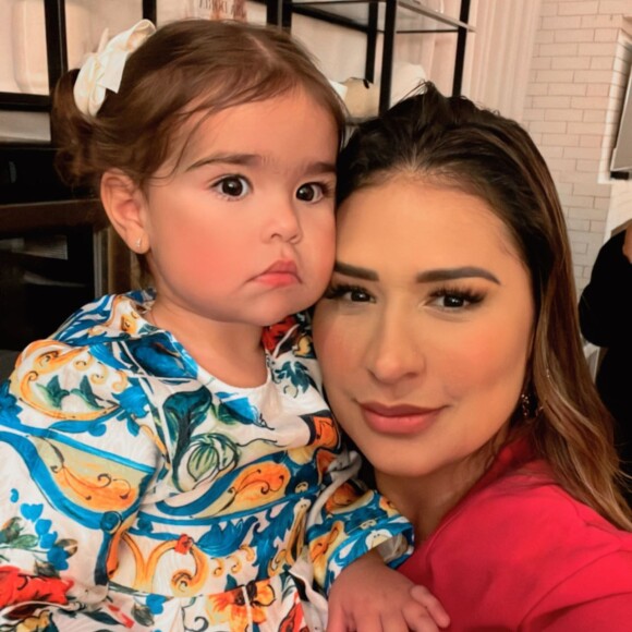 Simone posa com a filha caçula, Zaya, no aniversário do sobrinho