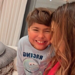 Simone posa com Henry, filho mais velho, no aniversário do filho de Simaria