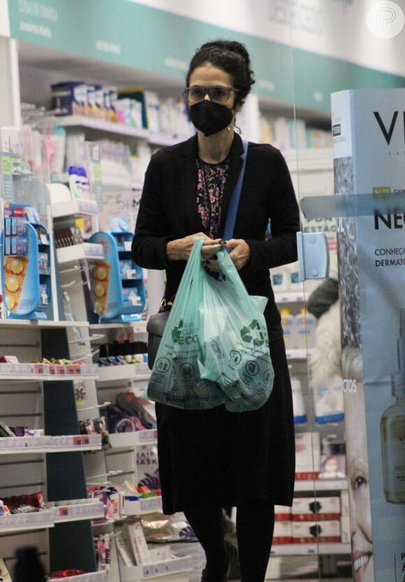 Marisa Monte deixou a farmárcia com duas sacolas plásticas lotadas