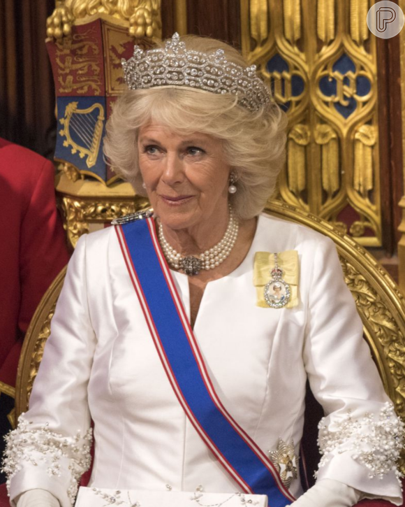 Rainha Camilla: a monarca usará a tiara feita em 1937, que pertencia à mãe de Elizabeth II. A joia contém um diamante de 105 quilates