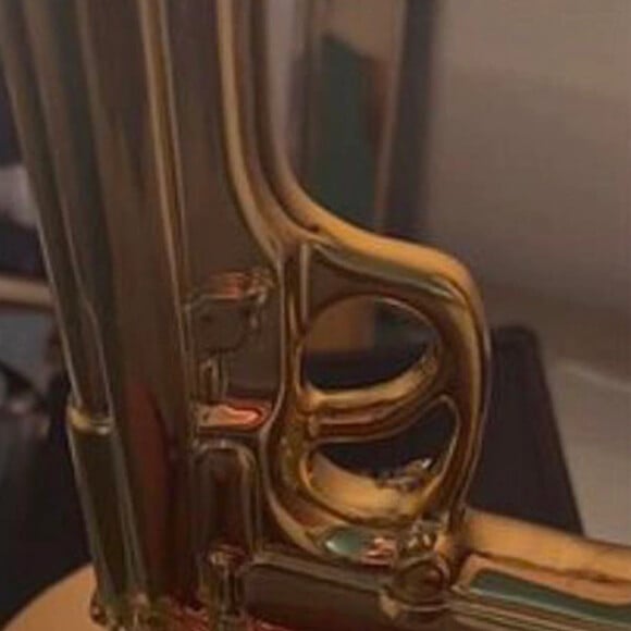 Abajur em formato de arma, mostrado por Claudia Leitte, é uma peça de decoração de luxo