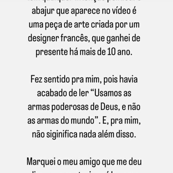 Claudia Leitte postou abajur no formato de arma sobre uma bíblia e causou repercussão