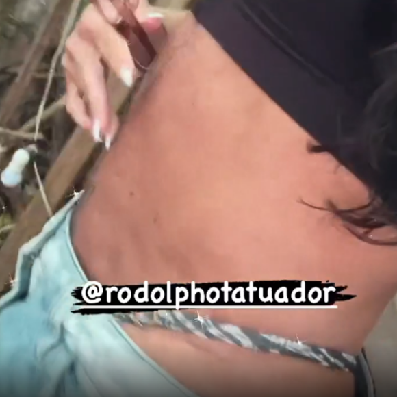 Gretchen exibiu o umbigo e contou que fez um novo retoque