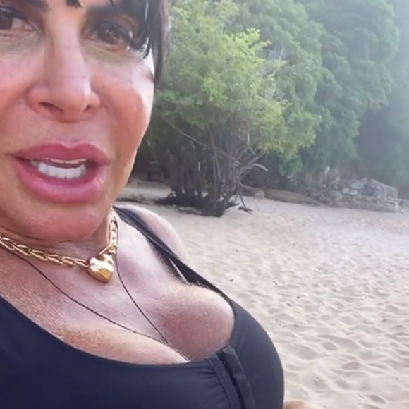 Gretchen exibiu o umbigo mais uma vez: 'Tá aqui meu umbiguinho, acabei de refazer ele, tá aqui novinho, bonitinho. Não tirei a tatuagem, nem nada'