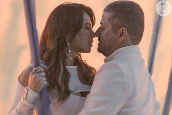 Paolla Oliveira faz parte romântico com Marcelo Serrado em 'Cara e Coragem'