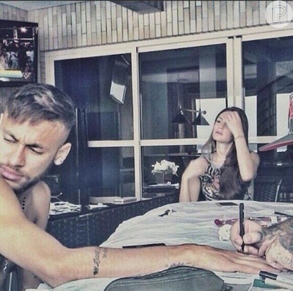 Neymar tatua símbolo hippie no dedo indicador direito com a companhia de Camila Karam, seu suposto affair
