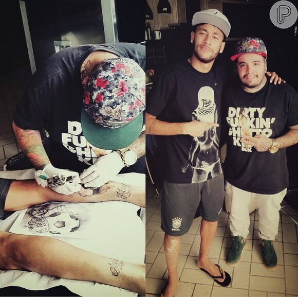 Neymar tatua bola com coroa e silhueta na panturrilha direita durante visita a estúdio em Santos, em São Paulo, em 22 de dezembro de 2014