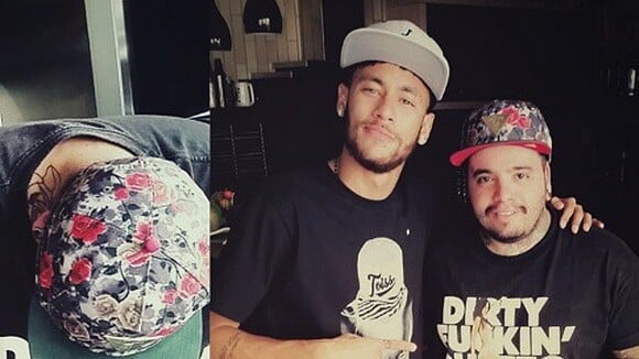 Neymar tatua bola com coroa na perna e símbolo hippie no dedo. Confira em fotos!