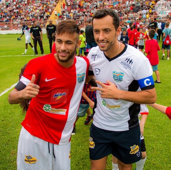 Neymar exibiu o símbolo da paz tatuado no dedo durante jogo beneficente