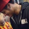 Neymar tem a frase 'Tudo passa' tatuada no pescoço