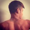 Neymar tem a palavra 'Blessed' - abençoado, em inglês - tatuada nas costas