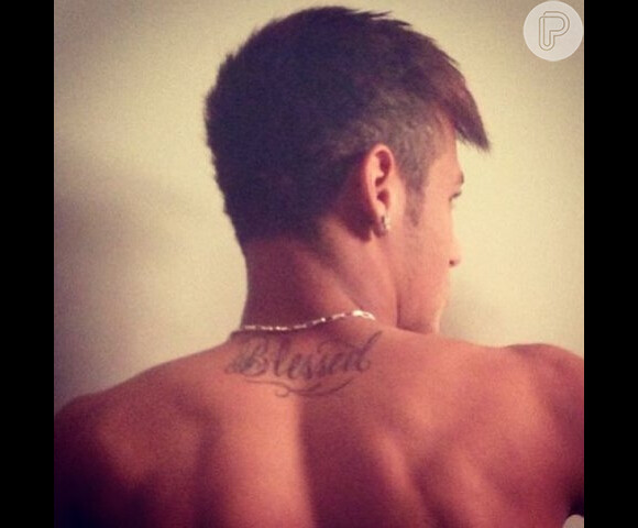 Neymar tem a palavra 'Blessed' - abençoado, em inglês - tatuada nas costas