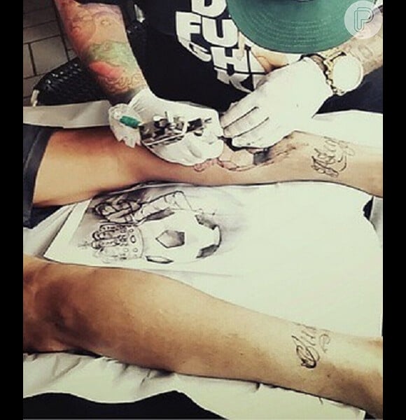 Neymar tatuou uma bola coroada ao lado de sua silhueta