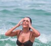 Deborah Secco não dispensou o banho de mar durante ida à praia