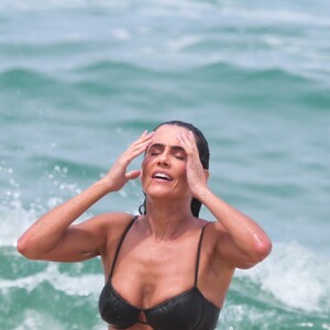 Deborah Secco não dispensou o banho de mar durante ida à praia