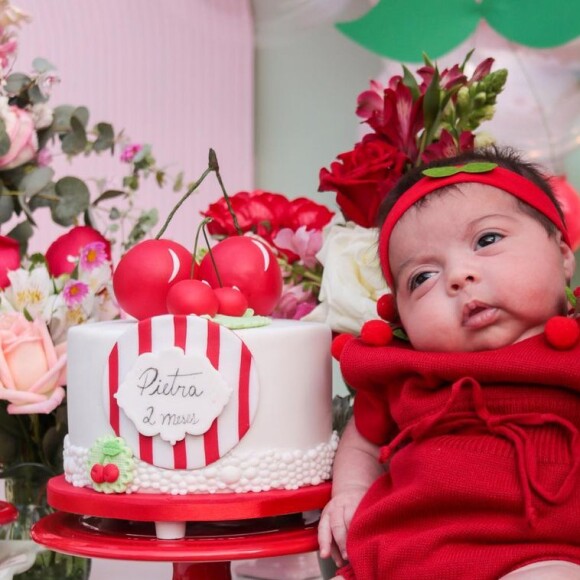 Filha de Biel e Tays Reis teve lookinho com cerejas bordadas