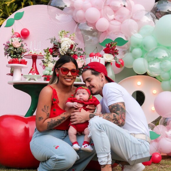 Biel e Tays Reis receberam muitos comentários carinhosos após exibir 'mesversário' da filha: 'Família maravilhosa'